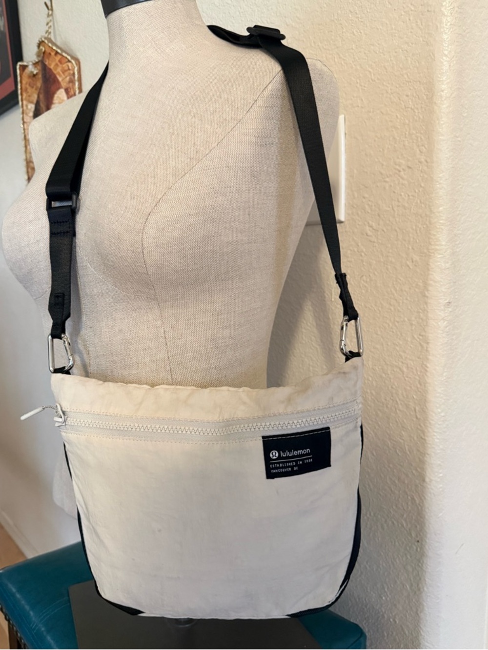 Lululemon Clean Lines crossbody Bag 2.8L White Opal / Black